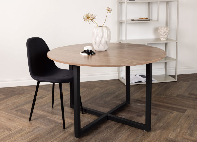 table de salle à manger aspect bois noyer et pieds croisés métal noir