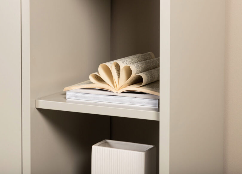 zoom sur les étagères en métal beige