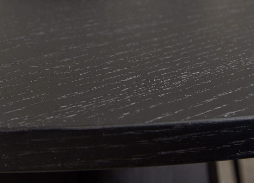 zoom sur l'aspect du plateau imitation bois noir