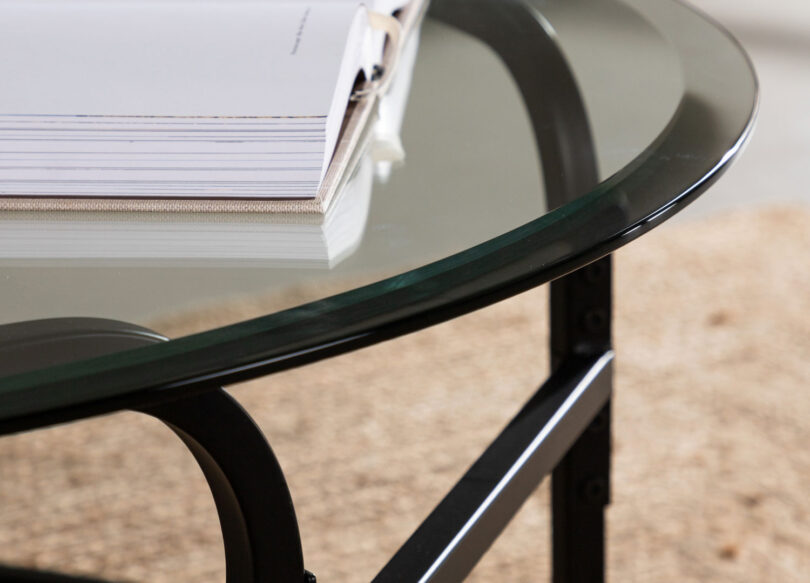 zoom sur le plateau en verre et le pieds en métal noir