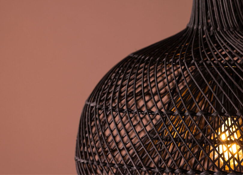 zoom sur le lustre en rotin noir