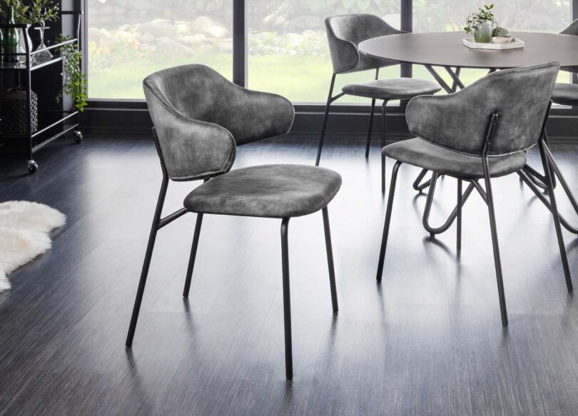 Chaise en velours gris foncé simple