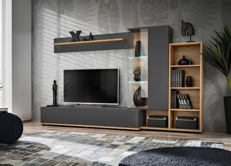 Ensemble TV gris et bois avec nombreux rangements ouverts