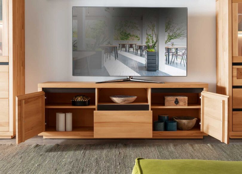 Ouverture des 2 portes du meuble tv en bois massif