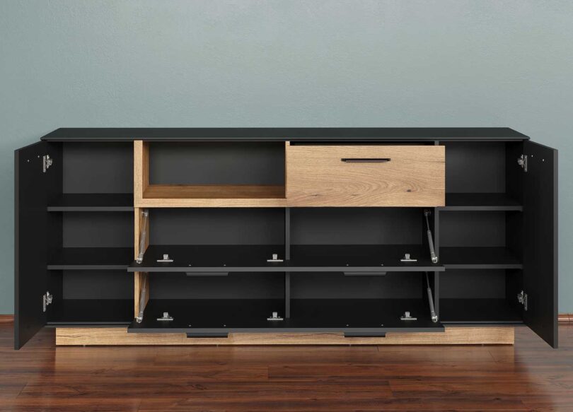 Ouverture du meuble buffet avec de nombreux rangements pour vaisselles
