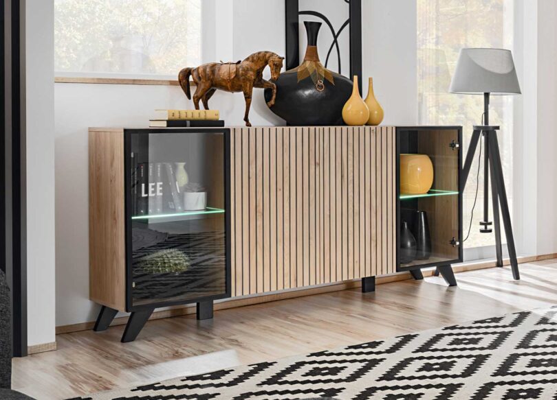 Buffet bois et noir design avec portes vitrées LED