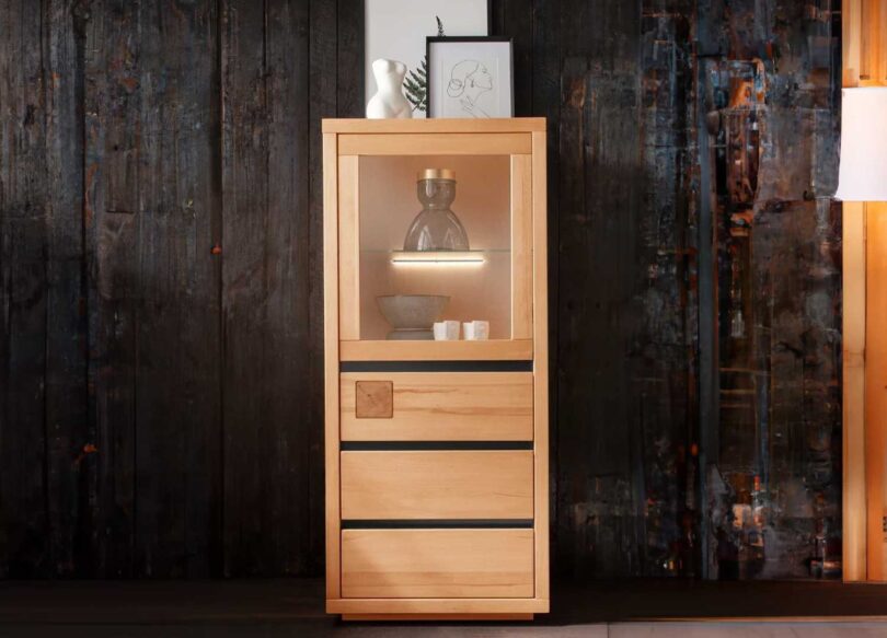 Meuble vitrine petite taille en bois massif robuste naturel