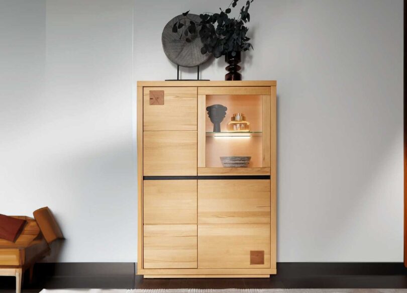 Vitrine haute en bois naturel avec porte en verre et leds