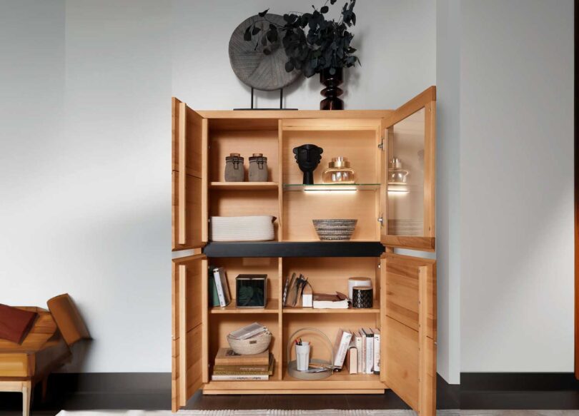 Ouvertures de la vitrine en bois massif
