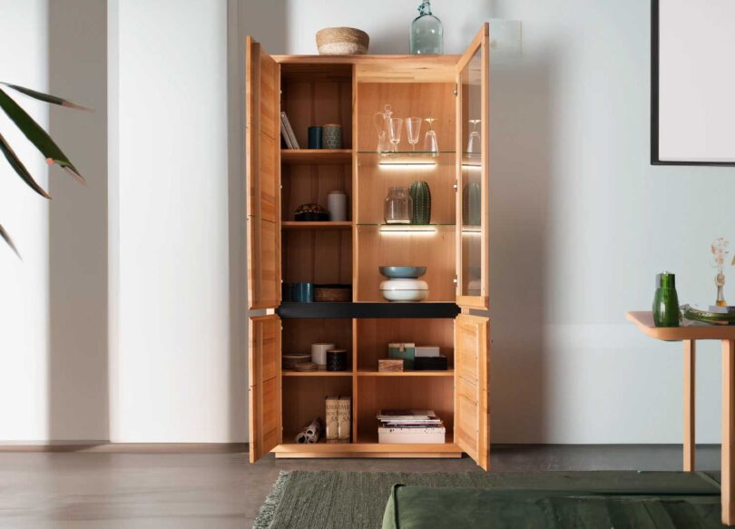 Vitrine en bois ouverte