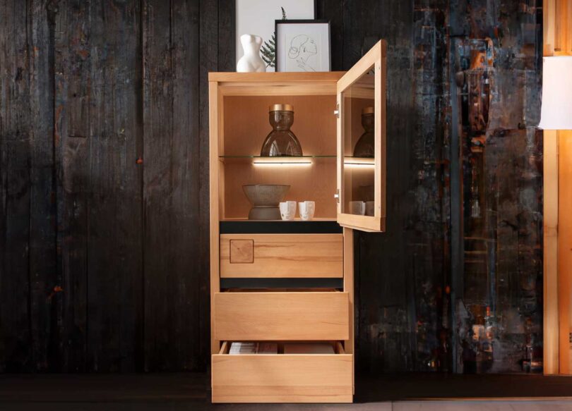 Ouverture de la petite vitrine en bois robuste