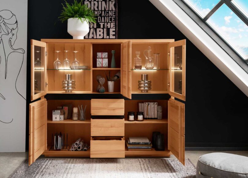 Ouverture de la vitrine large en bois robuste