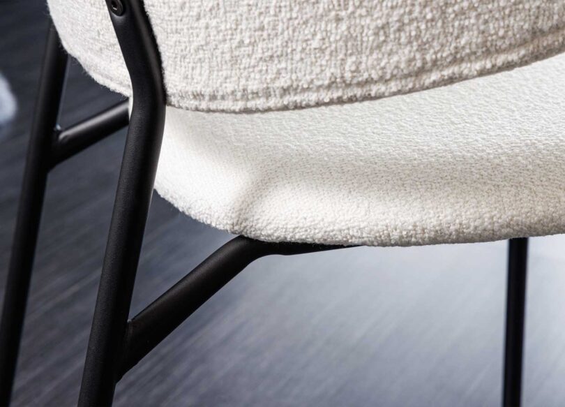 Piétement en métal noir de la chaise de séjour