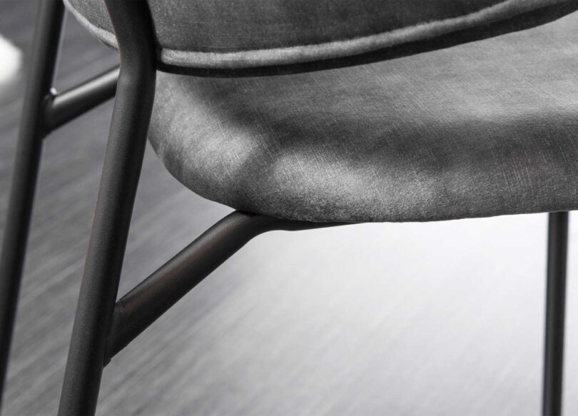 Piétement en métal noir de la chaise de salle à manger