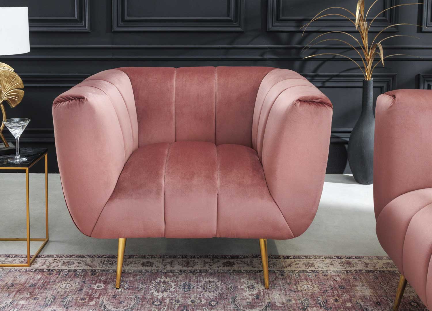 Fauteuil en velours rose avec piétement couleur or design