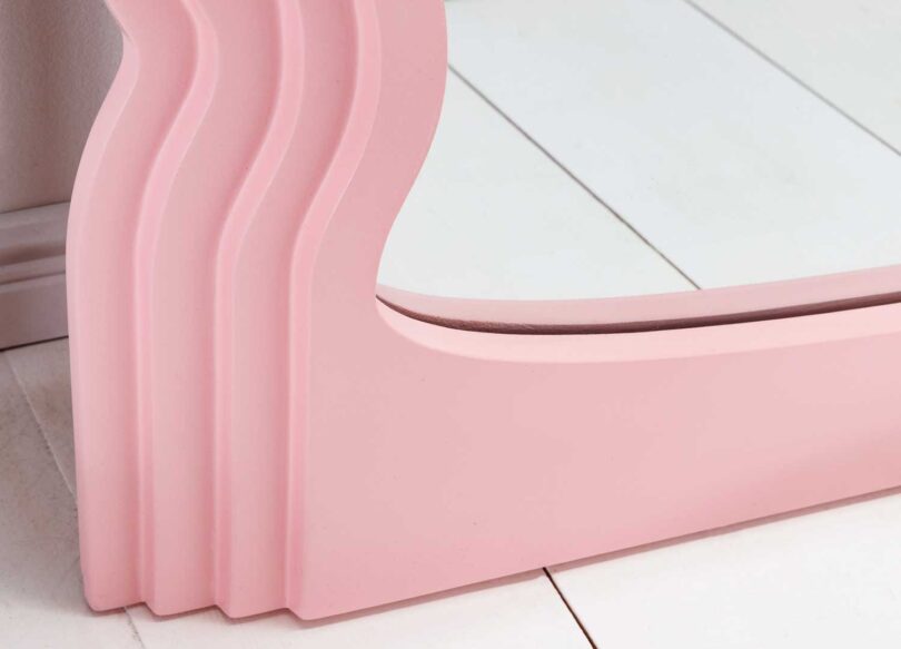 Zoom sur la couleur rose du miroir arche