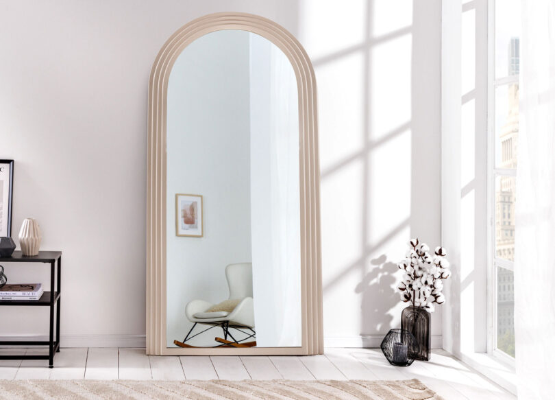 Miroir en forme d'arche couleur beige greige moderne