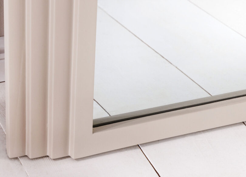 Zoom sur le cadre greige du miroir