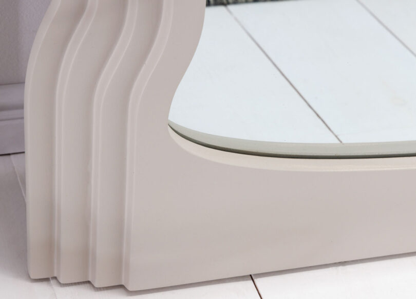 Base du miroir grège moderne