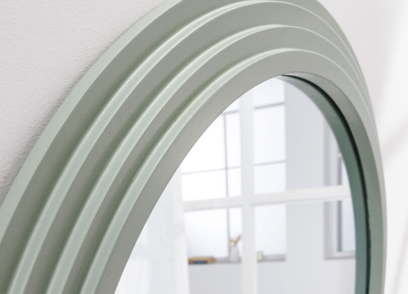 Haut du miroir en forme d'arche avec vagues