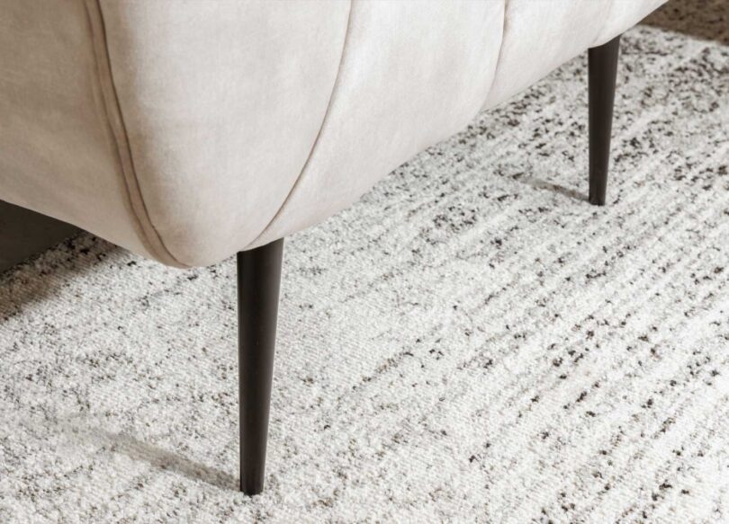 Piétement en métal noir du fauteuil design