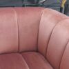 Zoom sur les coutures du fauteuil rose