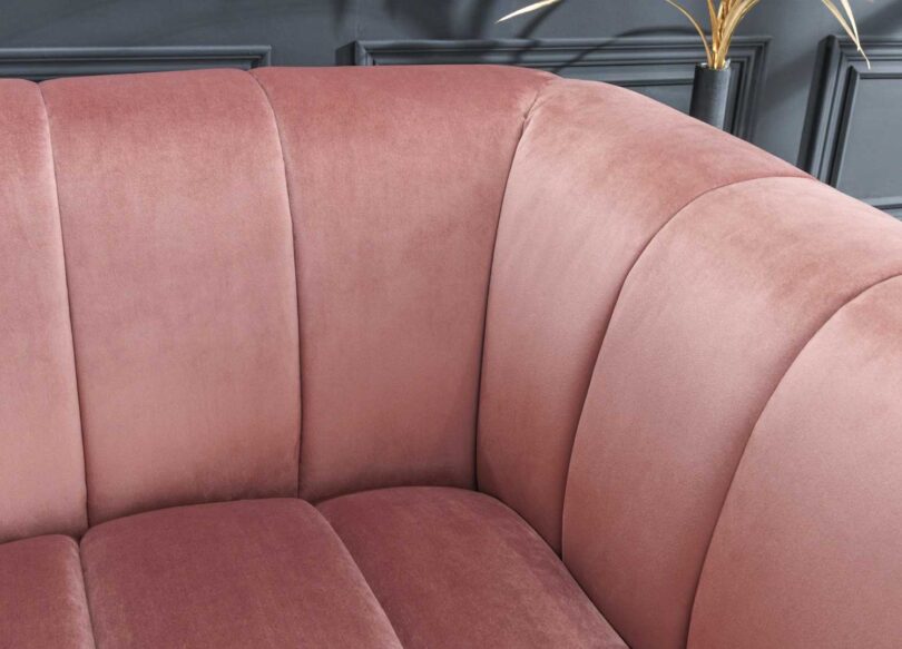 Zoom sur les coutures du fauteuil rose