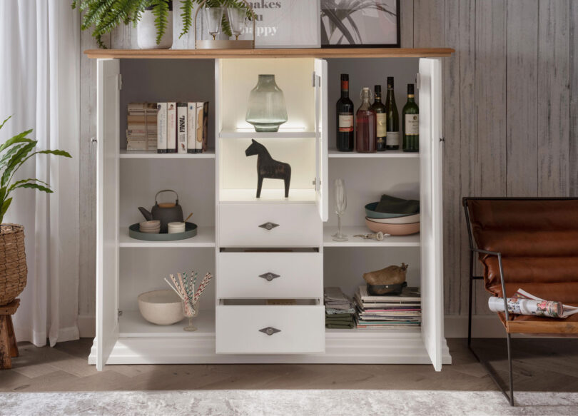 Ouverture du meuble buffet en bois cottage