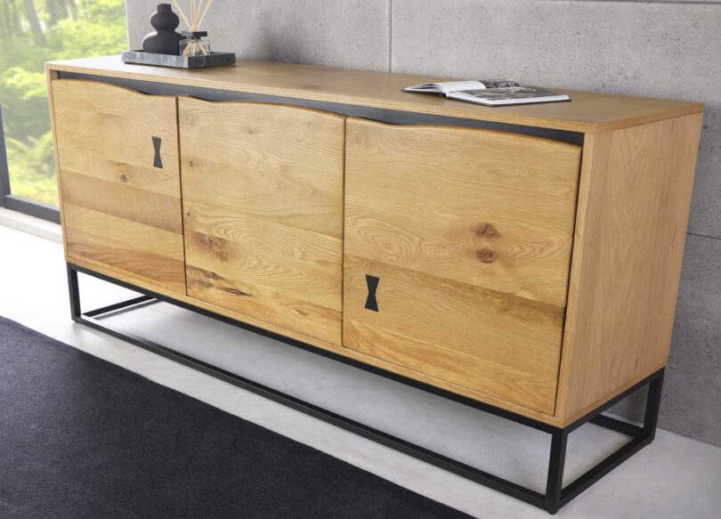 Buffet en bois de chêne massif avec décoration papillon