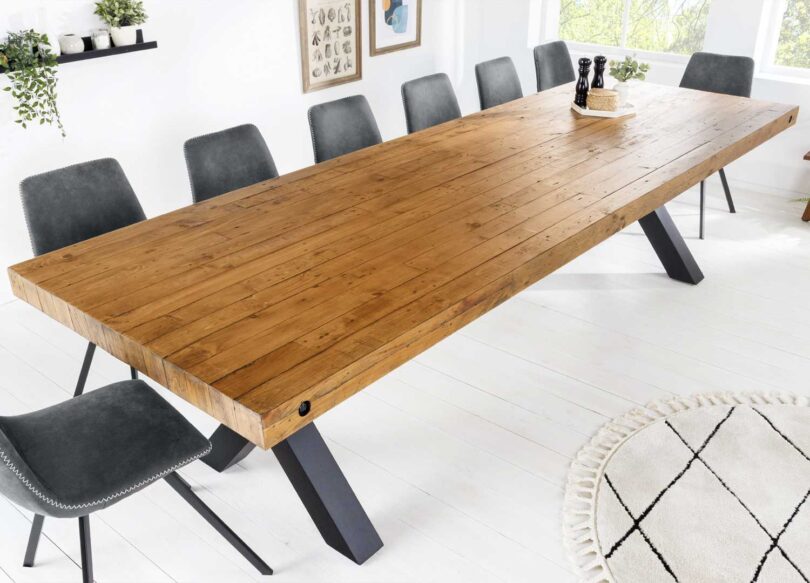 Table de repas longue en bois de pin recyclé
