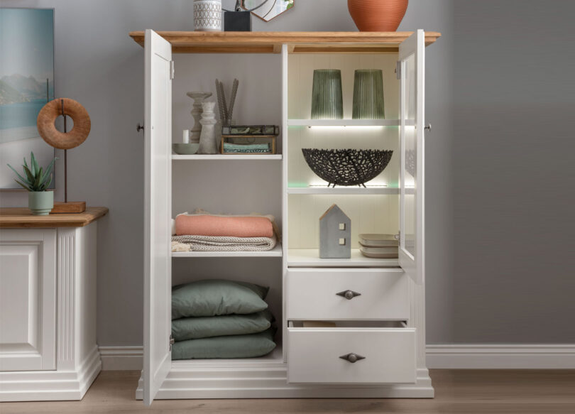 Ouverture du meuble commode blanc
