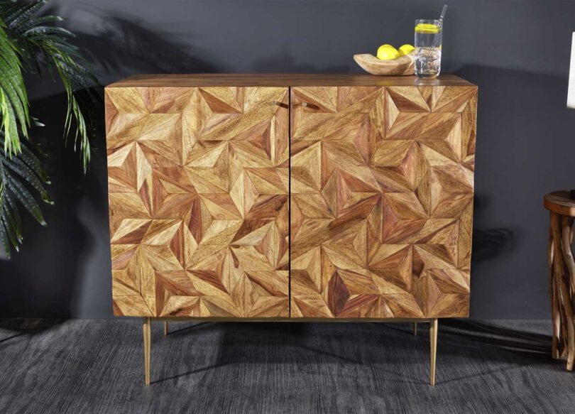Meuble de bar avec décor fait main en façade