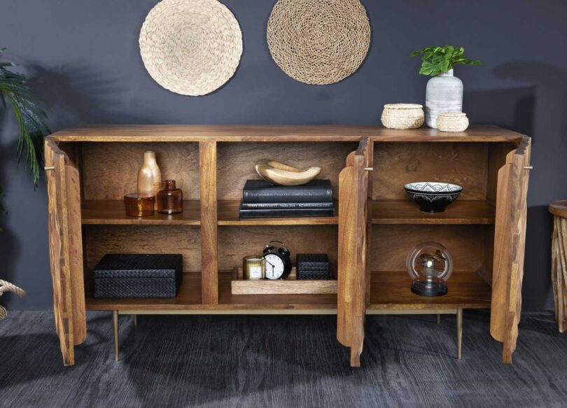 Ouverture des 3 portes du meuble buffet en bois de sesham