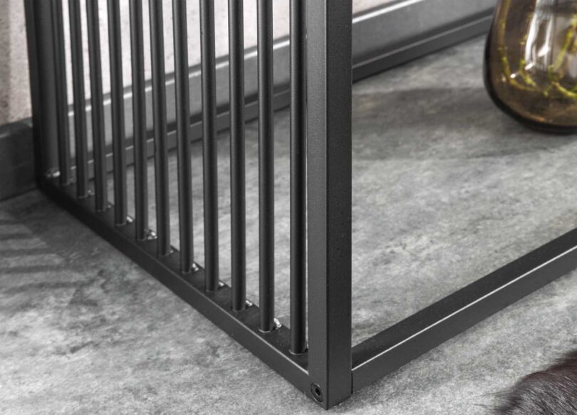 Piétement en métal noir de la console