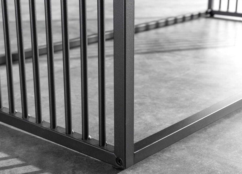 Zoom sur le piétement en métal noir de la table basse