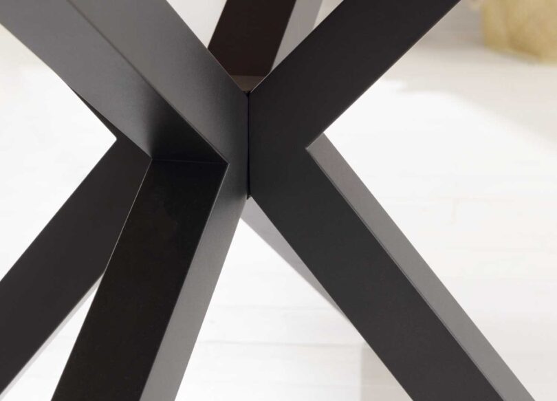 Piétement en étoile métal noir de la table de repas