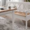 Zoom sur la table rectangulaire en bois