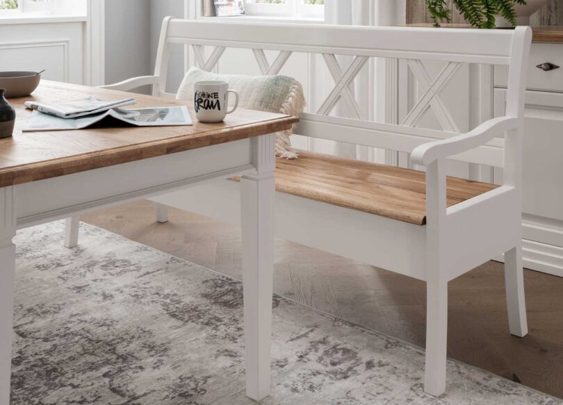 Zoom sur la table rectangulaire en bois
