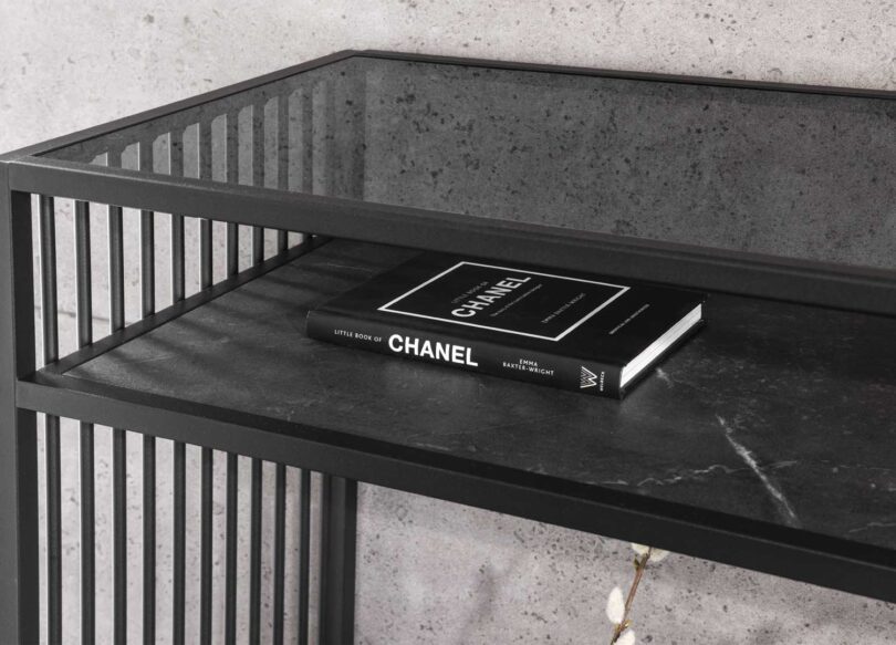 Zoom sur le verre fumé de la console