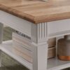 Zoom sur le pin blanc de la table basse