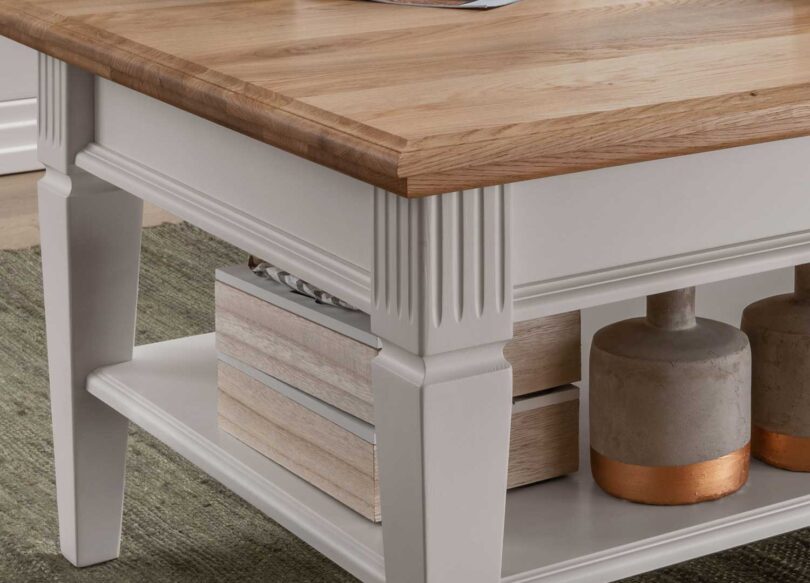 Zoom sur le pin blanc de la table basse