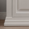 Zoom sur le bois peint de la vitrine style cottage
