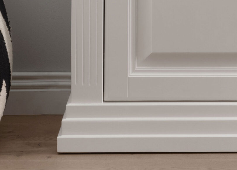 Zoom sur le bois peint de la vitrine style cottage