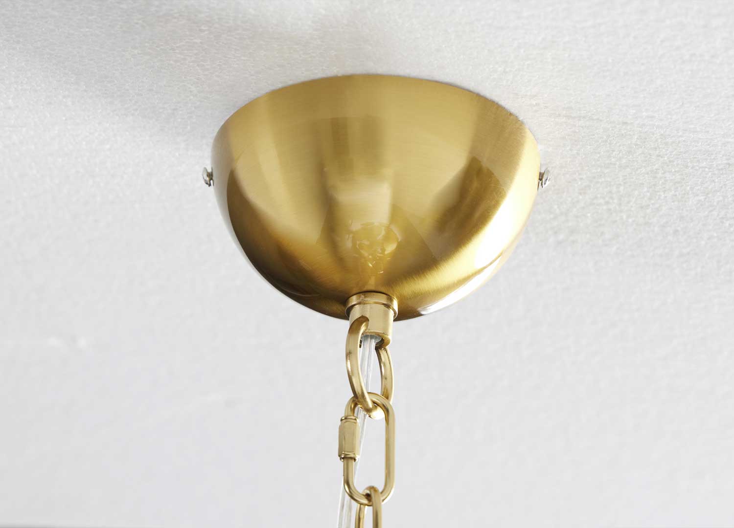 Zoom sur l'attache de la lampe suspendu doré