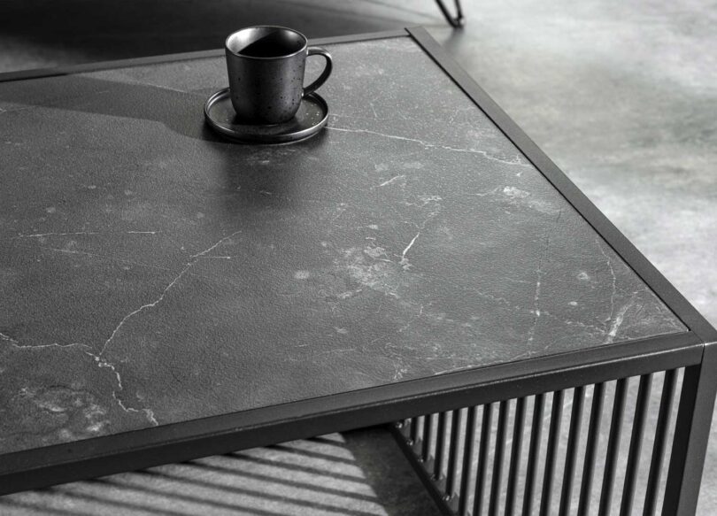 Zoom sur l'aspect marbre foncé de la table basse