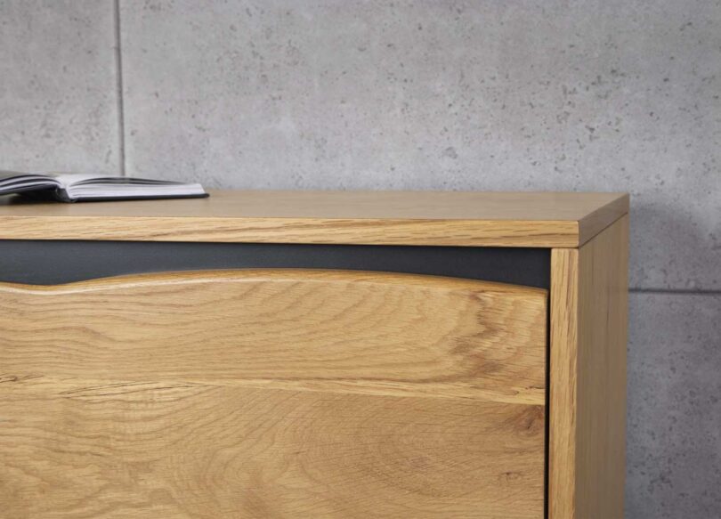 Zoom décor du buffet en bois massif