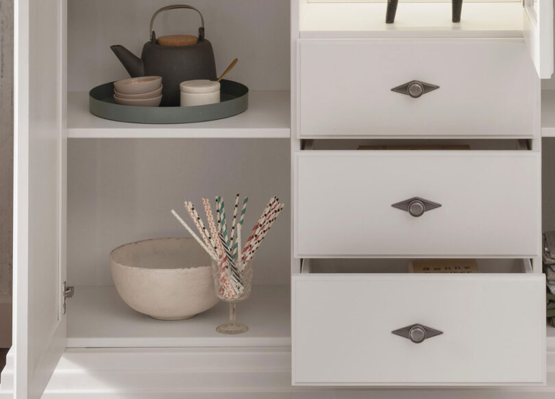 Zoom sur les rangements du buffet design