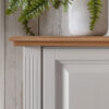 Zoom sur le bois de chêne supérieur du buffet blanc