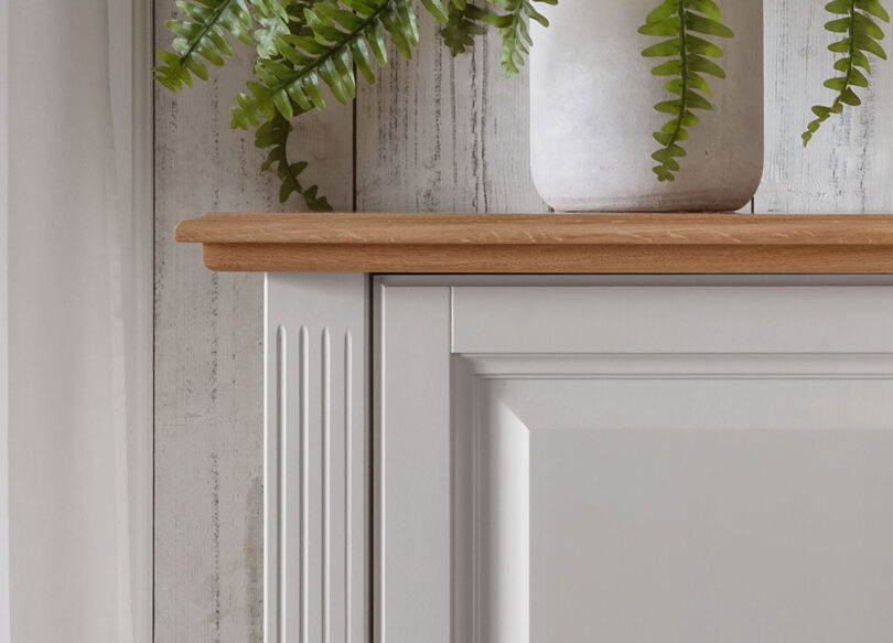 Zoom sur le bois de chêne supérieur du buffet blanc