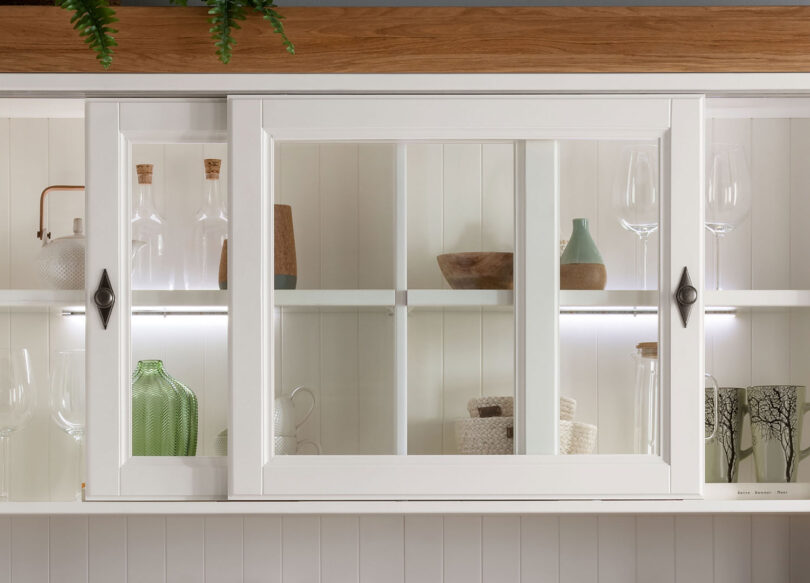Zoom sur le vaisselier en option du buffet blanc